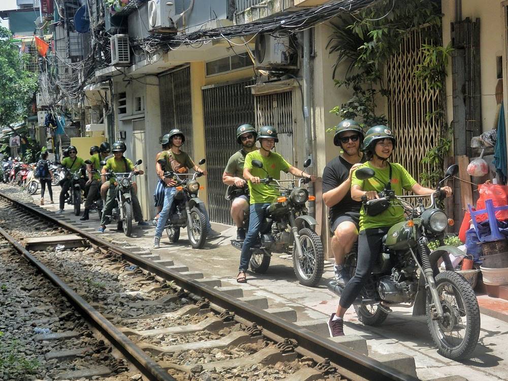 À la découverte de Hanoi en Jeep & Moto Minsk soviétique