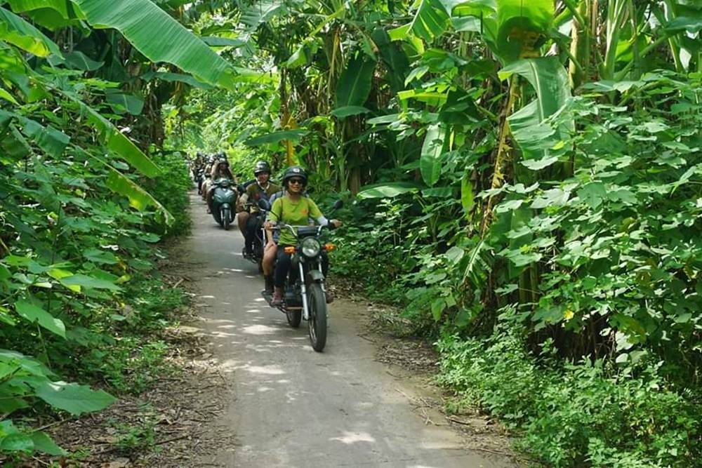 À la découverte de Hanoi en Jeep & Moto Minsk soviétique
