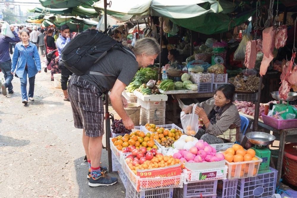 Un touriste fait du shopping sur un marché au Cambodge.