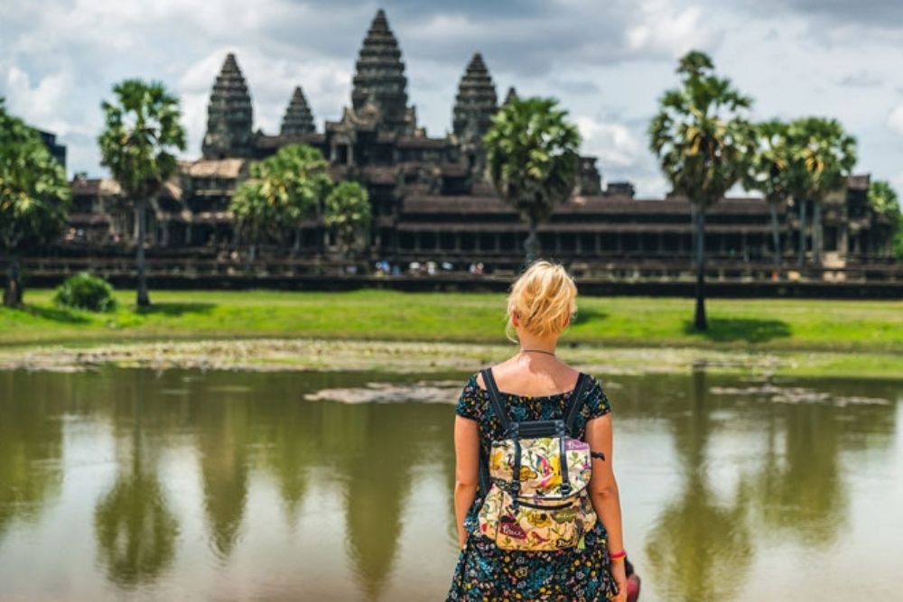 touristes féminines à l'extérieur du temple d'Angkor Wat