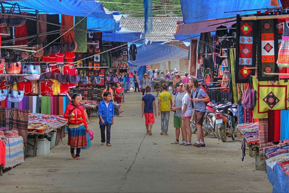 Vue panoramique du marche de Bac Ha