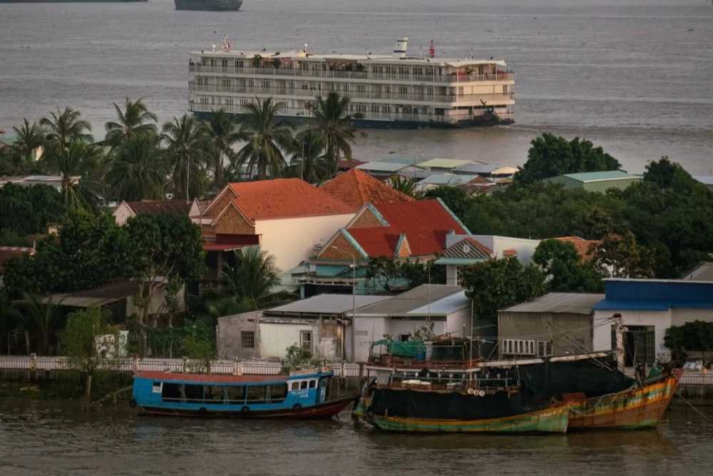 Vue du marché flottant de Cai Be sur le fleuve Tien