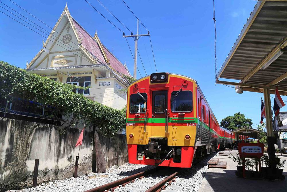 Découverte du marché ferroviaire Maeklong, près de Bangkok