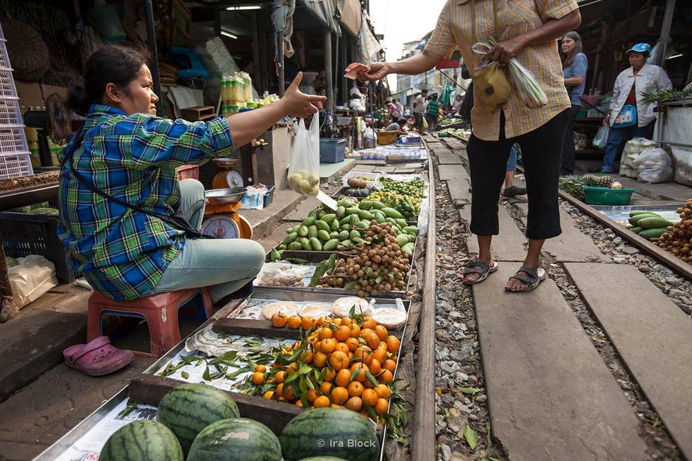 Découverte du marché ferroviaire Maeklong, près de Bangkok