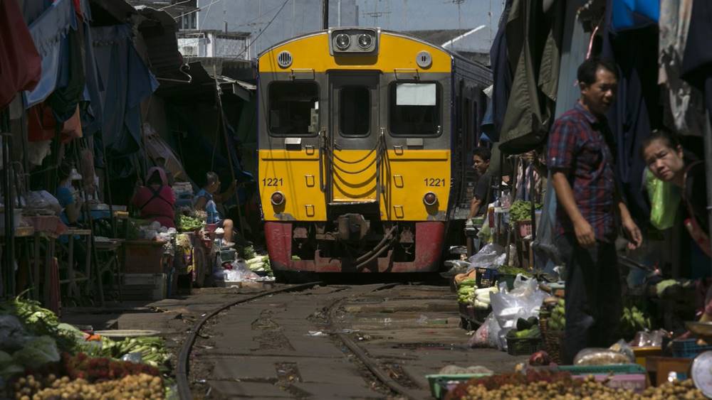 Découverte du marché ferroviaire Maeklong, près de Bangkok