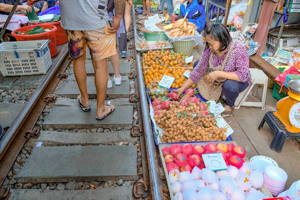 Découverte du marché ferroviaire Maeklong, près de Bangkok