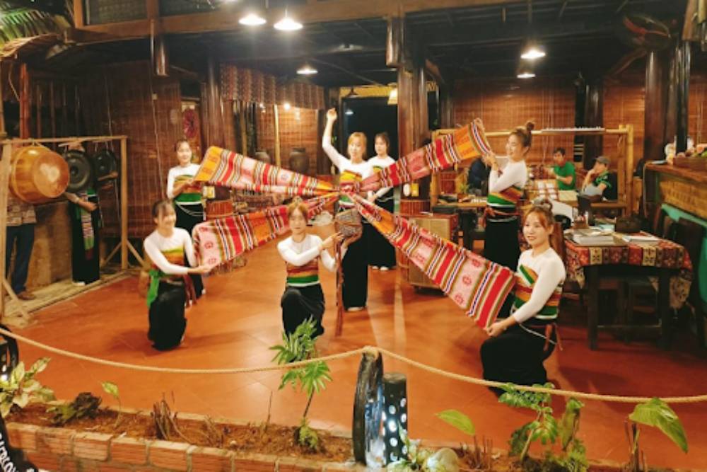 Femmes Thaï en costume traditionnel dansant lors d’une fête locale.