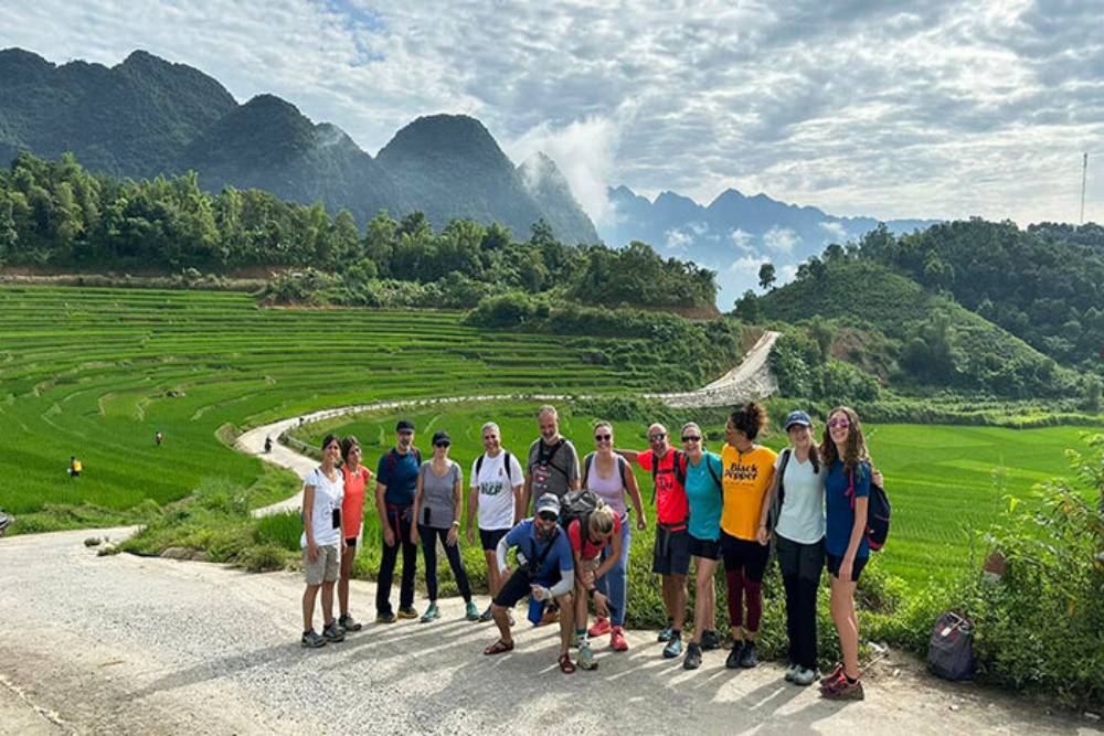 Touristes en trekking à Pù Luông, au cœur des rizières et montagnes