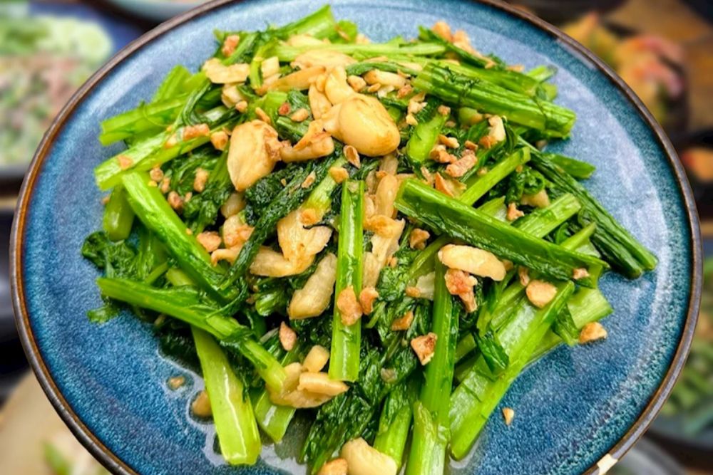 Chou sauvage sauté à l’ail, un légume frais et croquant des montagnes du Nord
