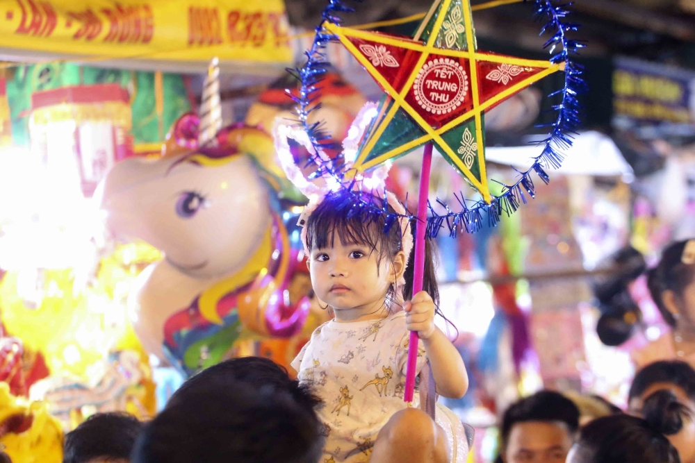 Lanternes colorées et marchés animés