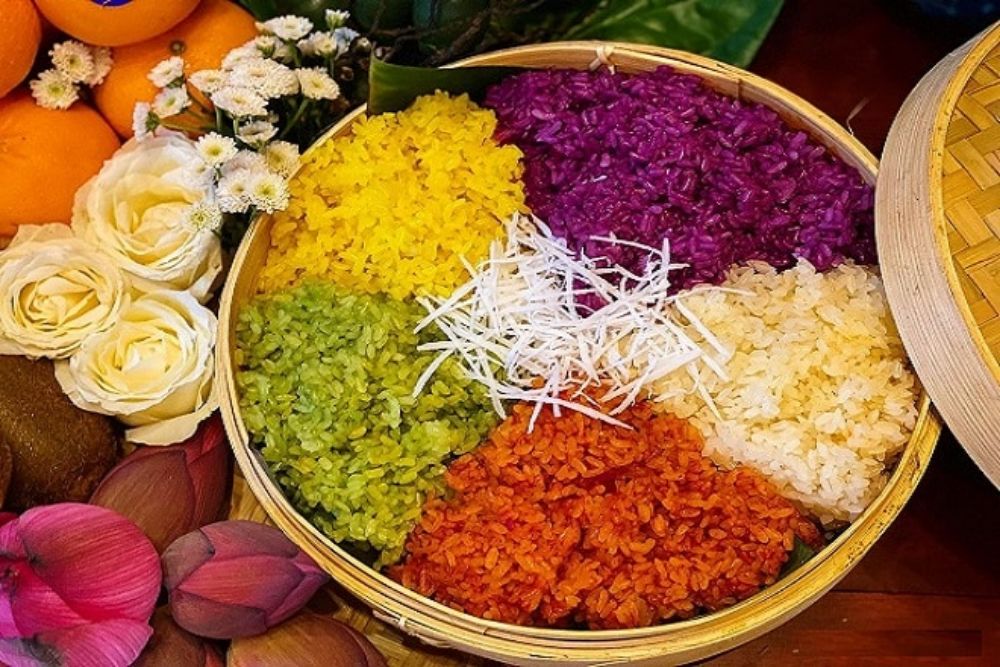 Xôi coloré traditionnel, symbole de joie et de fête au Vietnam