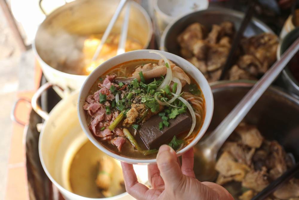 le Bún Bò Huế est une soupe de nouilles de riz épaisses avec du bœuf et du porc.
