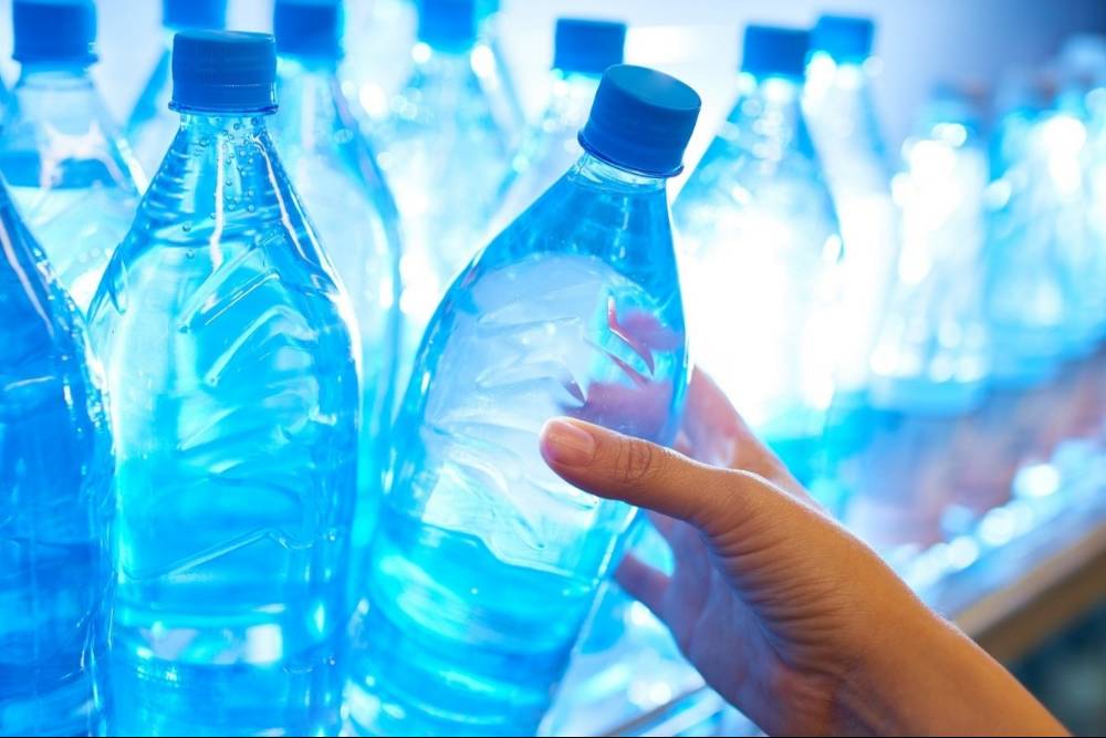 l'eau en bouteille capsulée