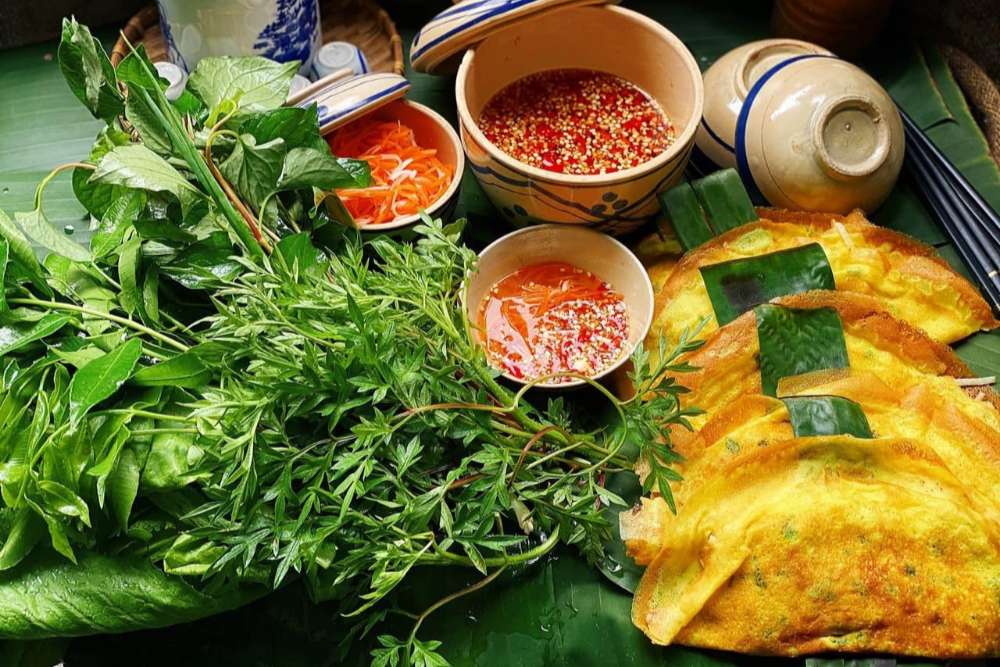 Le Bánh Xèo est une crêpe croustillante et dorée, faite à base de farine de riz, de curcuma et de lait de coco.