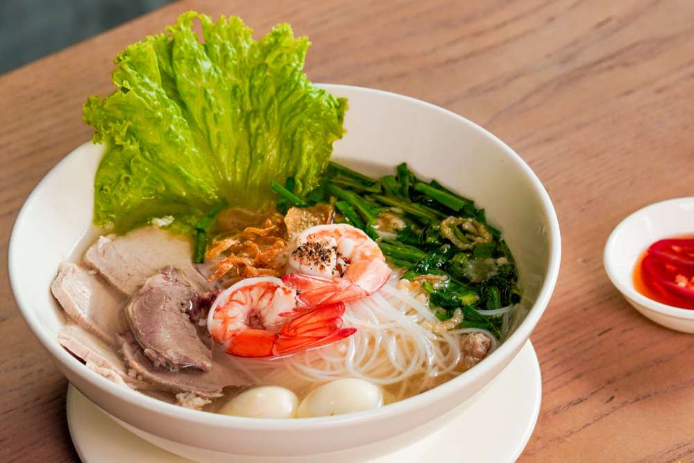 Plat emblématique du Sud, le Hủ Tiếu est une soupe de nouilles qui se distingue par la variété de ses ingrédients et de ses textures.