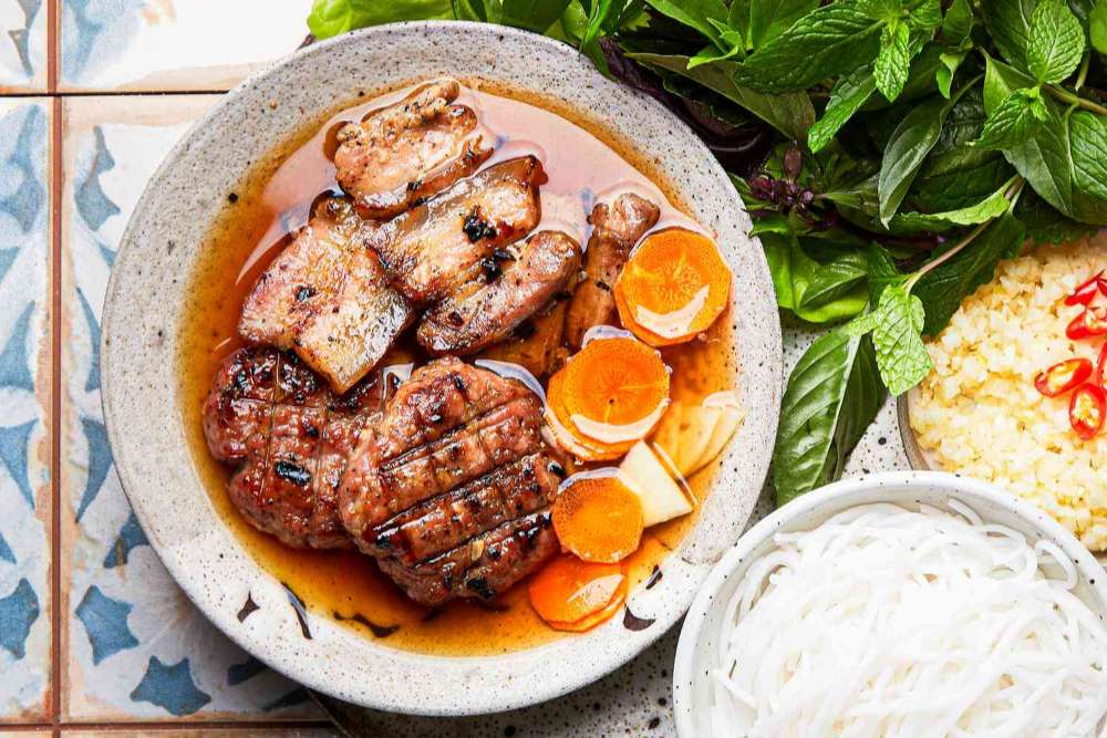 Le Bún Chả est un plat de vermicelles de riz avec de la viande grillée.