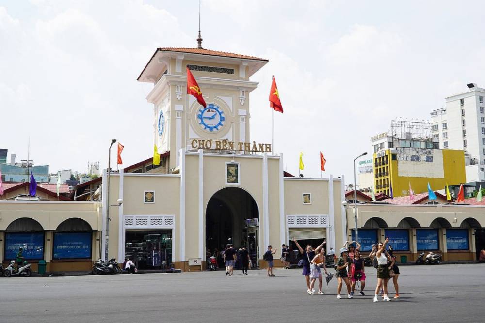 Porte principale du marché Ben Thanh à Saigon