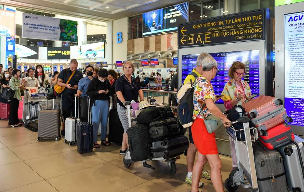 Passagers attendant d'enregistrer leurs bagages à l'aéroport international de Noi Bai à Hanoi